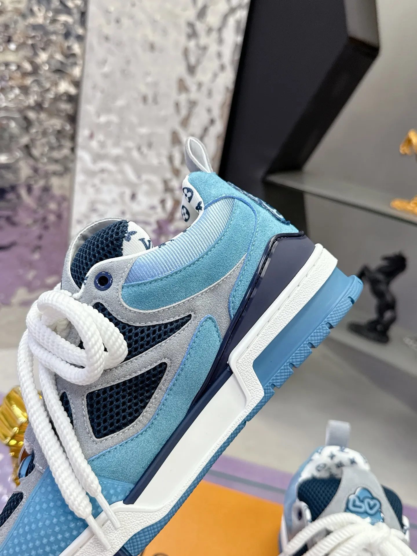 Factory price: 760💰 𝙇𝙑 𝟐𝟎𝟐5 𝐒𝐒 𝐧𝐞𝐰 Officially synchronized new colors💗 Louis Vuitton catwalk skateboard shoes are a hit, LOUIS VUITTON Trainer is undoubtedly one of the most successful Sneakers launched by luxury brands, but the pace of exploration will not stop. LOUISVUITTON will also bring a new series of skateboard shoes in the spring of 2025. The new series in the picture returns to the 90s Chunky Skate Shoes look and feel. The uppers are made of leather and mesh. The fat silhouette and thick shoelaces are very eye-catching. It is expected to have quite a few colors like the Trainer. Judging from the previous DIOR show skate shoes, this chunky style may be even stronger next year.  💎 LV small bread series LV bread shoe series 😘 Couple model Size: Female 35-40 Male 39-44, customized 45, 46